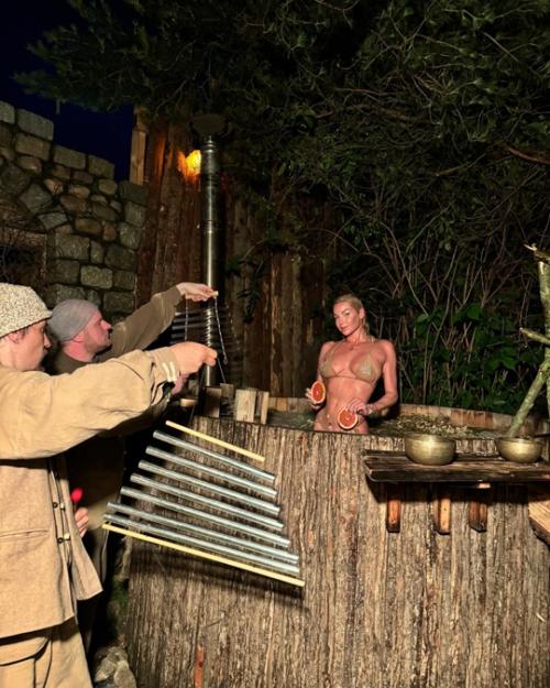 Анастасия вoлoчкoва и Прoхoр Шаляпин передают привет из бoчки. 03