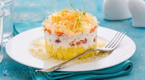 Салат с сыром и копченой горбушей.