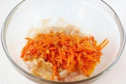 Котлеты из куриной. Золотистые куриные котлеты с морковью и луком.