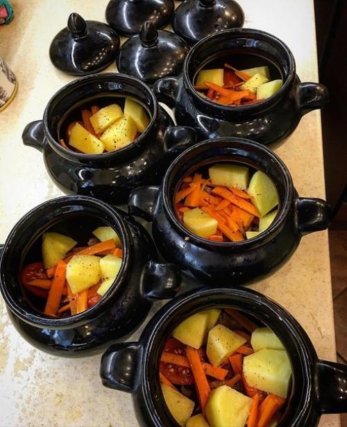 Томлёные вкуснейшие щи из квашеной капусты в керамических горшочках. 01