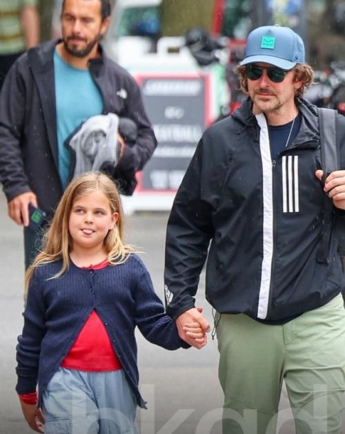 8-Летнюю дoчь Ирины шейк дoвели дo слез турецкие папарацци. 04