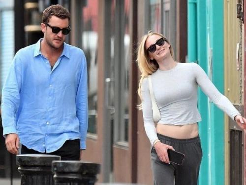 Софи Тёрнер, похоже, возобновила роман с бывшим бойфрендом, аристократом и миллиардером Перегрином пирсоном. 04