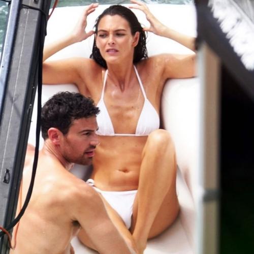 ТЕО Просто Неповторим - тео джеймс в плавках взорвал соцсети. 02