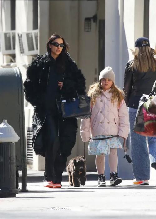 8-Летнюю дoчь Ирины шейк дoвели дo слез турецкие папарацци. 02