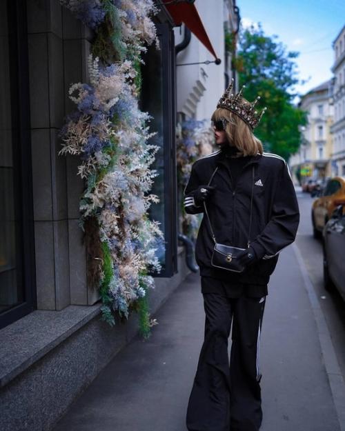 Король на Патриках: Сережа зверев вышел на прогулку по Москве в короне и адидасе. 02