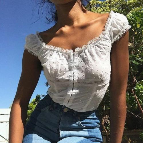 Нет ничего актуальней в летнее время года, чем белый топ. 03