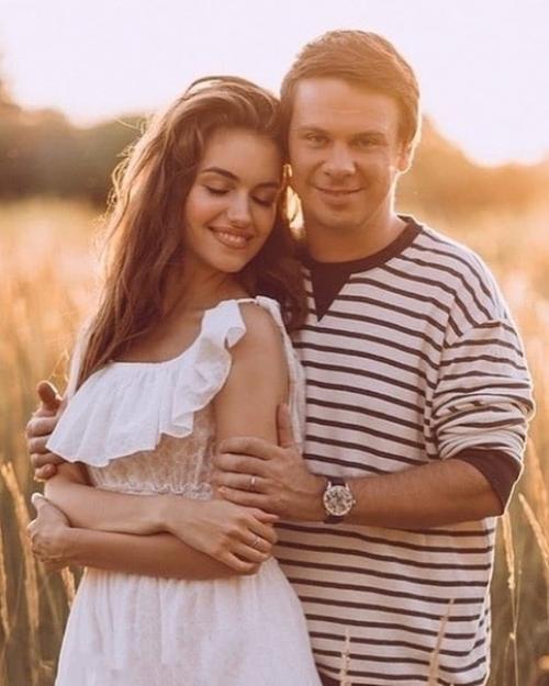 Телеведущий Дмитpий омаров с cупругoй Алeксaндрoй. 01