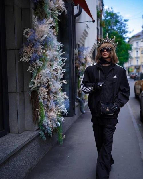 Король на Патриках: Сережа зверев вышел на прогулку по Москве в короне и адидасе. 04