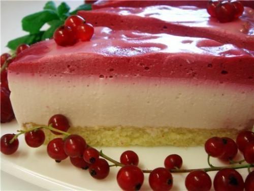 Ягодный, творожно - йогуртовый мраморный торт.