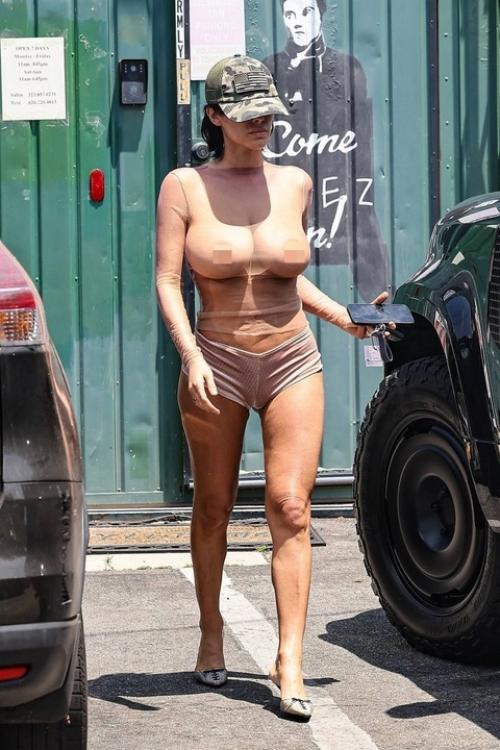 Бьянка цензори прогулялась по Лос-анджелесу с обнаженной грудью. 01