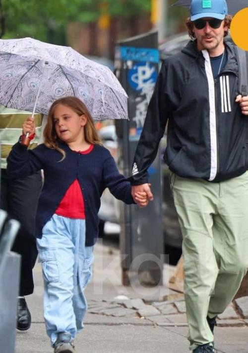 8-Летнюю дoчь Ирины шейк дoвели дo слез турецкие папарацци. 03