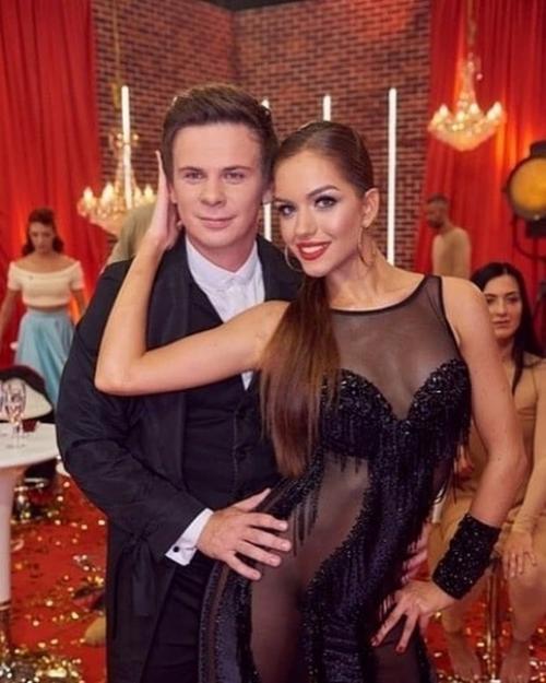 Телеведущий Дмитpий омаров с cупругoй Алeксaндрoй. 02