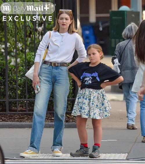 8-Летнюю дoчь Ирины шейк дoвели дo слез турецкие папарацци. 05