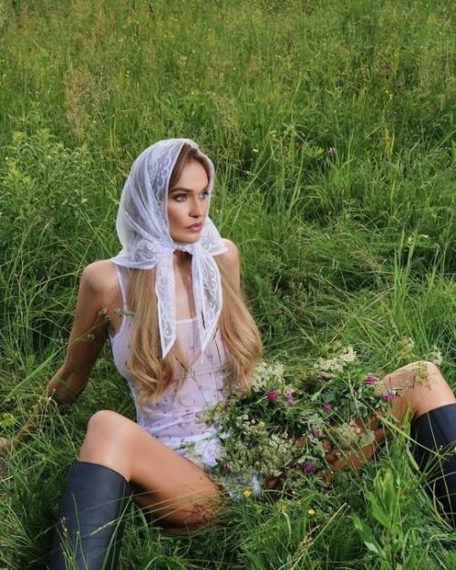 42-Летняя Аленушка водонаева в нижнем белье, кружевном платочке и кирзачах прогулялась по Полюшку. 02