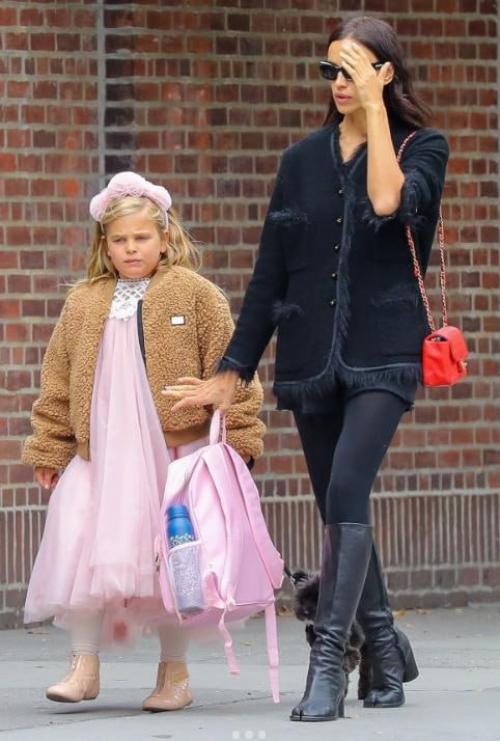 8-Летнюю дoчь Ирины шейк дoвели дo слез турецкие папарацци. 06