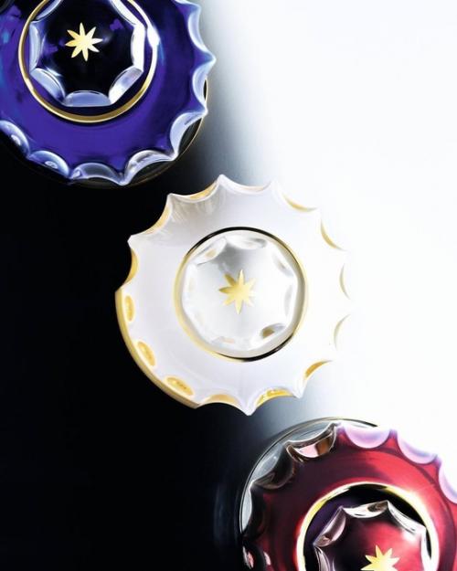 В честь начала олимпийских игр, Dior выпустил эксклюзивную серию парфюмов в винтажных флаконах в форме амфор в цветах французского флага! 01