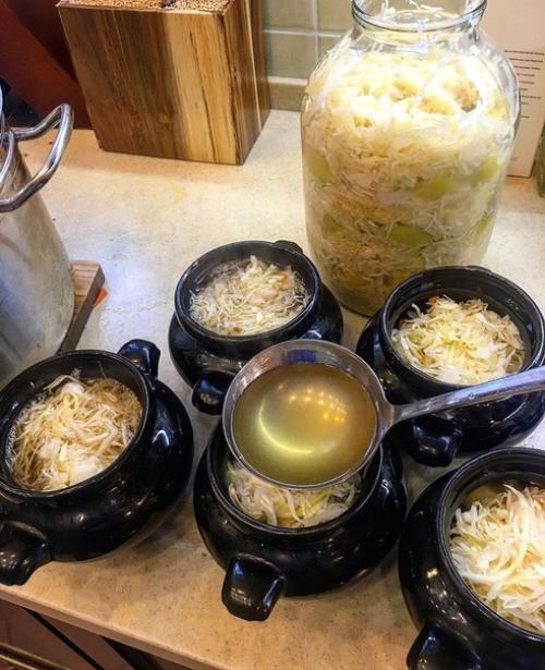 Томлёные вкуснейшие щи из квашеной капусты в керамических горшочках. 02