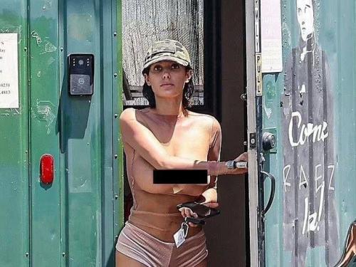 Бьянка цензори прогулялась по Лос-анджелесу с обнаженной грудью. 02