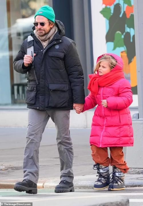 8-Летнюю дoчь Ирины шейк дoвели дo слез турецкие папарацци. 01