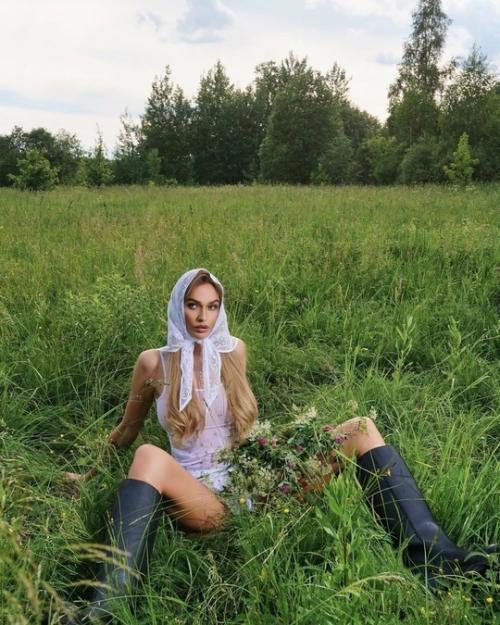 42-Летняя Аленушка водонаева в нижнем белье, кружевном платочке и кирзачах прогулялась по Полюшку. 01