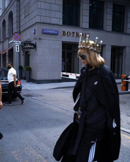 Король на Патриках: Сережа зверев вышел на прогулку по Москве в короне и адидасе. 03