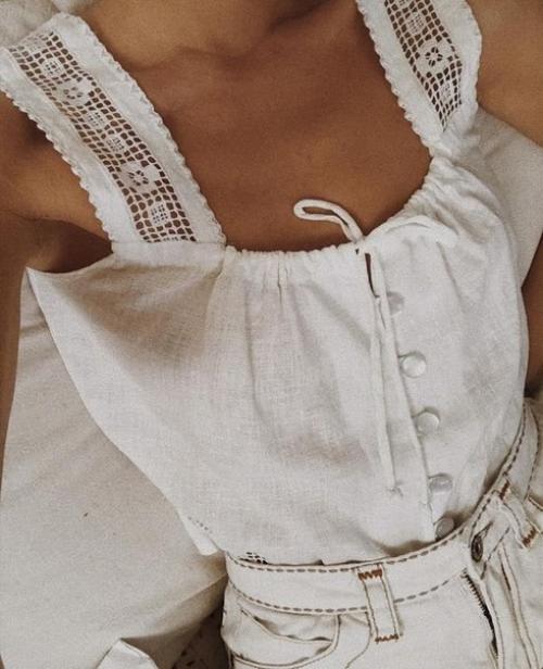 Нет ничего актуальней в летнее время года, чем белый топ. 08