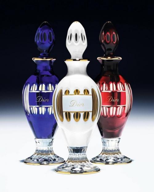 В честь начала олимпийских игр, Dior выпустил эксклюзивную серию парфюмов в винтажных флаконах в форме амфор в цветах французского флага! 02