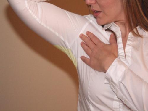 Как вывести жёлтые пятна от пота?