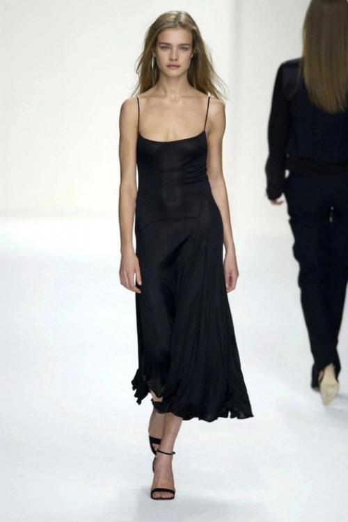 Вчера вечером наткнулась на архивные фото Натальи Водяновой с показа Calvin Klein 2002 года. 04