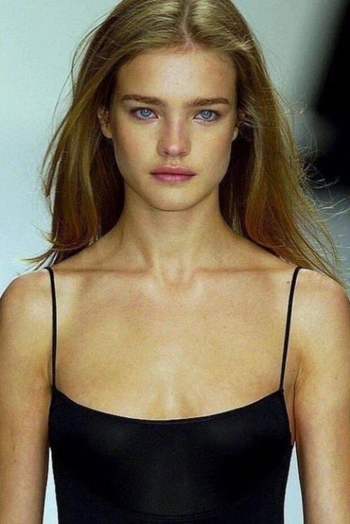 Вчера вечером наткнулась на архивные фото Натальи Водяновой с показа Calvin Klein 2002 года. 02