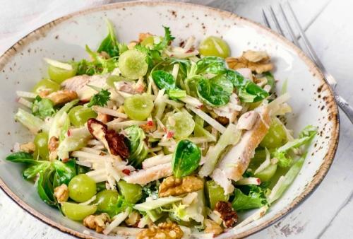 Салат с копченой куриной грудкой и виноградом.

