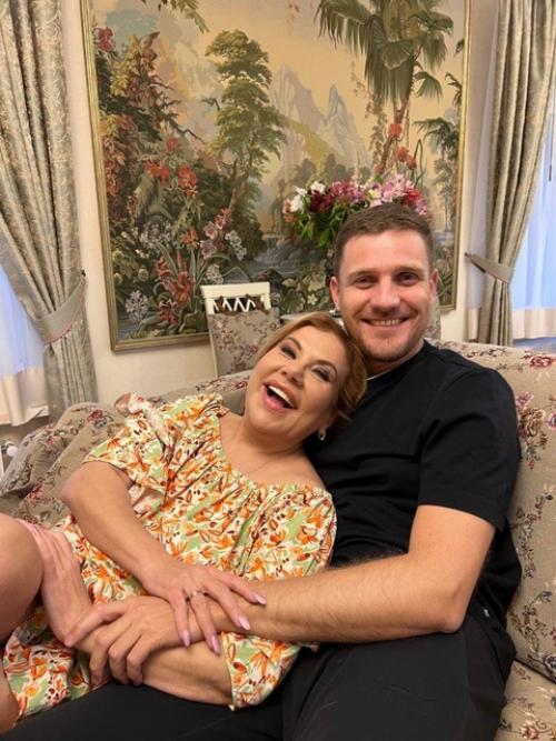 52-Летняя федункив ребенка от молодого итальянца ждет. 02