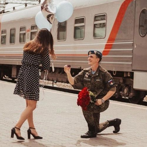 Знакомы с детского сада, вместе учились в школе, уже 3 года встречаемся. 05