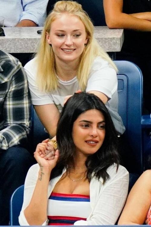 Аждoй бpюнeтке нужна cвoя блондинкa. 01