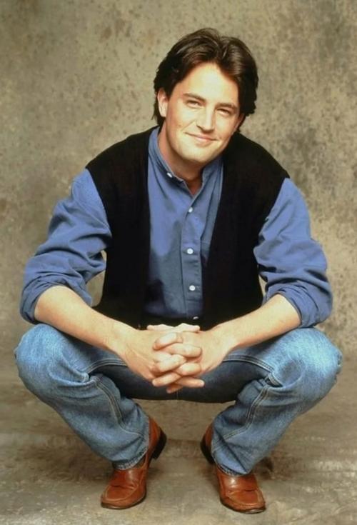 По делу о смерти Мэттью Перри задержали 5 человек, в том числе личного помощника звезды, который ввел ему роковую дозу препарата. 01