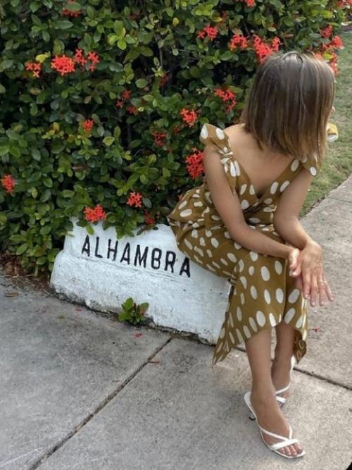 Платье в горох выглядит достаточно изысканно само по себе. 03