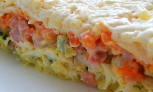 Очень вкусный слоеный салатик.