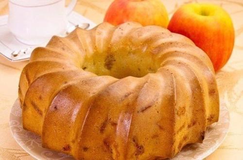 Пожалуй, шарлотка - самая популярная выпечка с яблоками. Пожалуй, шарлотка - самая популярная выпечка с яблоками.