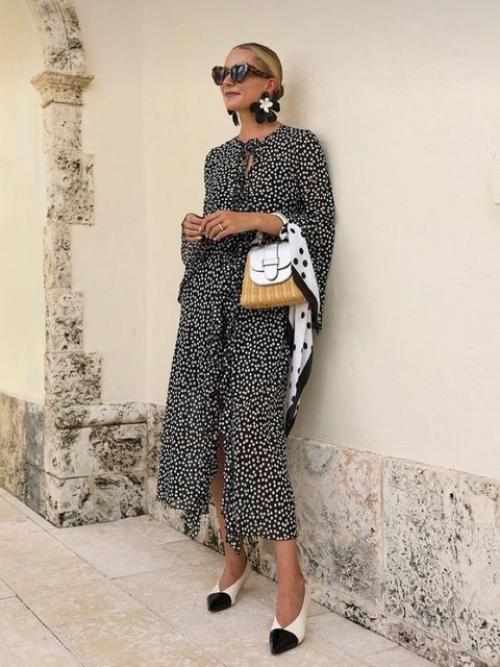 Платье в горох выглядит достаточно изысканно само по себе. 05