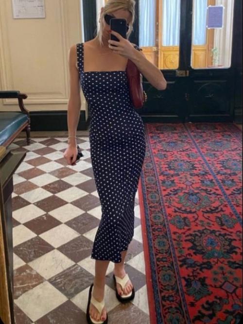Платье в горох выглядит достаточно изысканно само по себе. 01