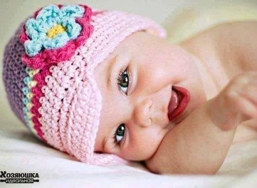 Моя дочка, как цветочек, как с росинкой лепесточек, светится, растет и пахнет, кто увидит, тут же ахнет!