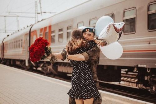 Знакомы с детского сада, вместе учились в школе, уже 3 года встречаемся. 04