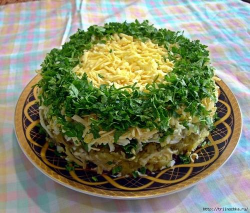 Зеленый салат с селедкой.