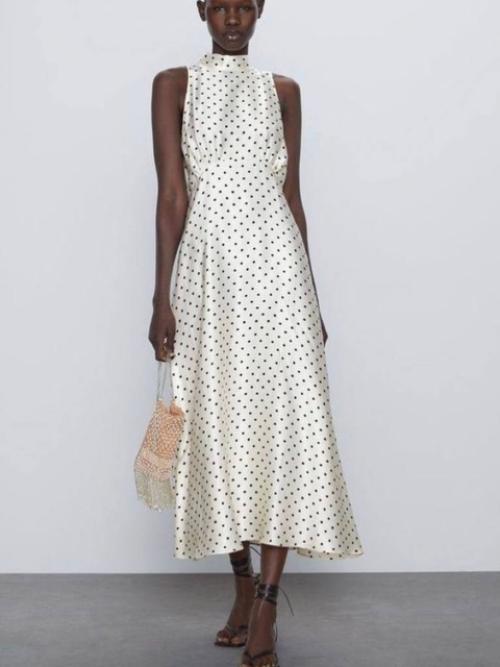 Платье в горох выглядит достаточно изысканно само по себе. 04