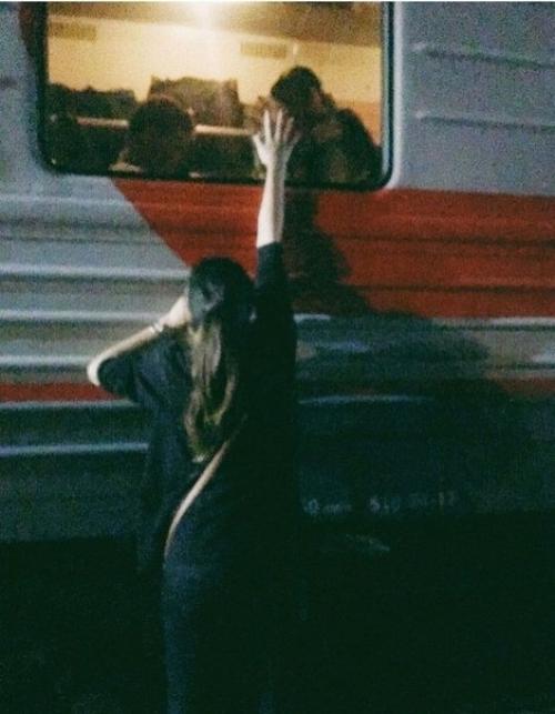 Знакомы с детского сада, вместе учились в школе, уже 3 года встречаемся. 03