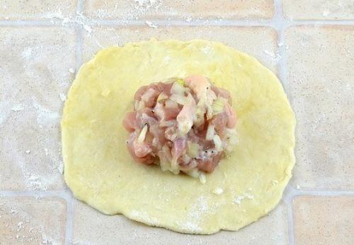 Нежное куриное мясо в хрустящем слоеном тесте. 04 Нежное куриное мясо в хрустящем слоеном тесте. 04