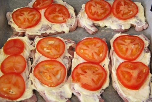 Свинина, запечённая с помидорами и сыром. 04
