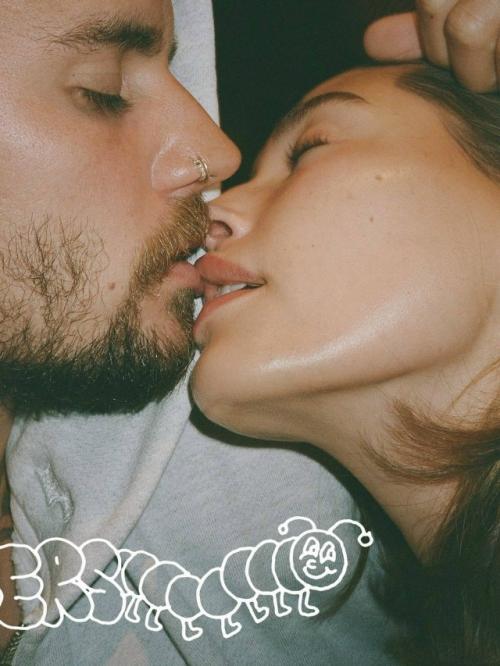 Хейли и Джастин бибер на страницах W Youth Magazine целуются. 03