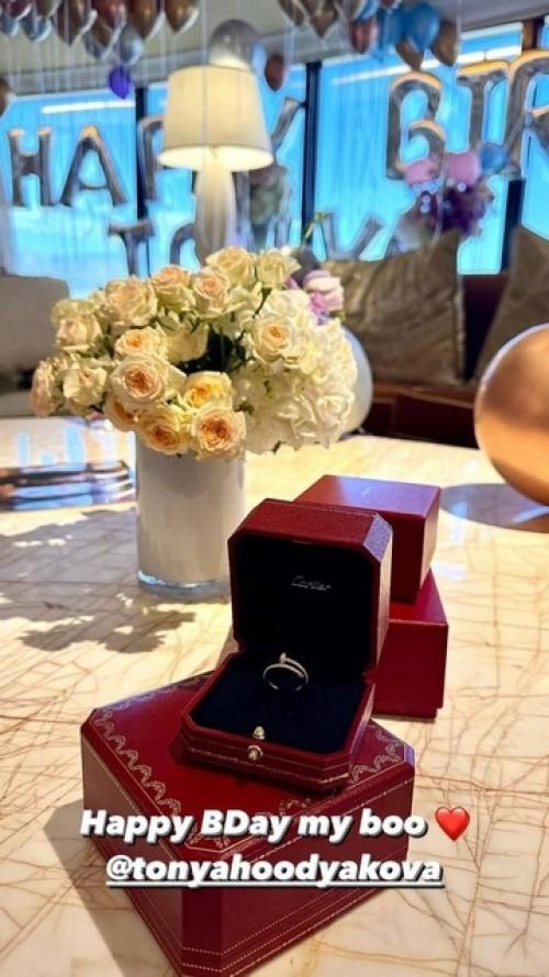 Сын Ирины Дубцовой подарил своей девушке тоне Худяковой на 18-летие дорогое кольцо. 01