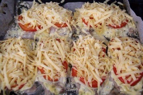 Свинина, запечённая с помидорами и сыром. 05